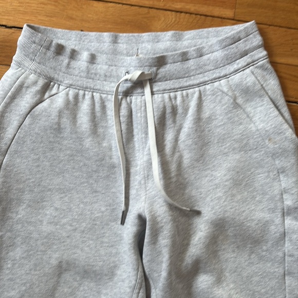 Lululemon Cropped Joggers. Size 6 - Picture 5 of 7